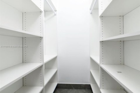 House in Dania Beach, Florida 6 bedrooms, 200.67 sq.m. № 1985593 - photo 12