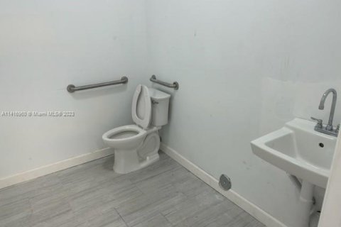 Tienda en alquiler en Miami, Florida № 606500 - foto 1