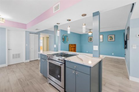 Condo in Cocoa Beach, Florida, 3 bedrooms  № 2204035 - photo 9