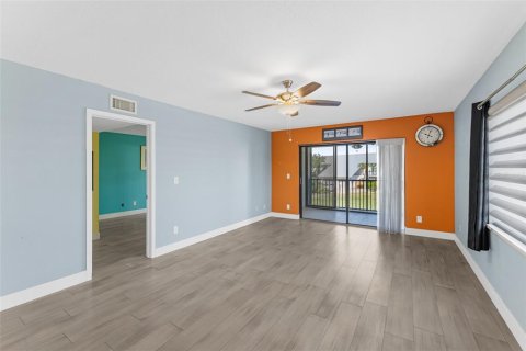 Condo in Cocoa Beach, Florida, 3 bedrooms  № 2204035 - photo 11