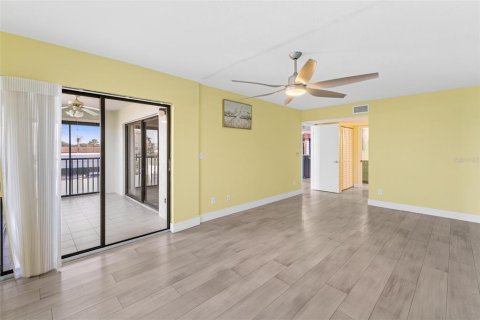 Condo in Cocoa Beach, Florida, 3 bedrooms  № 2204035 - photo 14