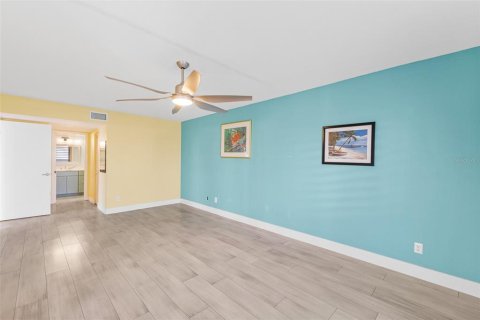 Condo in Cocoa Beach, Florida, 3 bedrooms  № 2204035 - photo 15