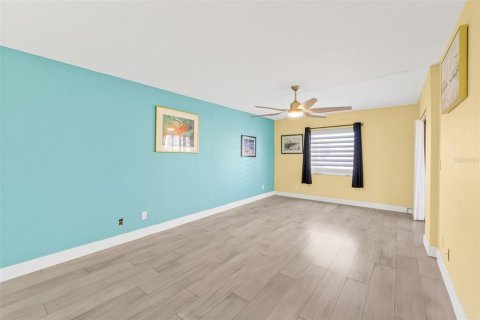 Condo in Cocoa Beach, Florida, 3 bedrooms  № 2204035 - photo 16
