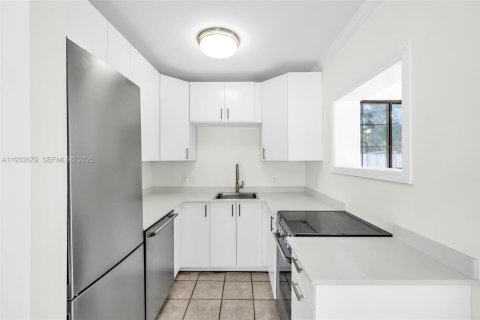 House in Fort Lauderdale, Florida 2 bedrooms, 88.72 sq.m. № 2035142 - photo 7