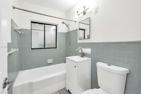 House in Fort Lauderdale, Florida 2 bedrooms, 88.72 sq.m. № 2035142 - photo 12