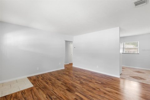 House in Largo, Florida 3 bedrooms, 109.9 sq.m. № 1903452 - photo 4