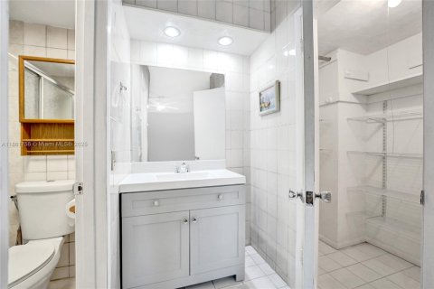 Condominio en venta en Hallandale Beach, Florida, 2 dormitorios, 97.55 m2 № 1977760 - foto 29