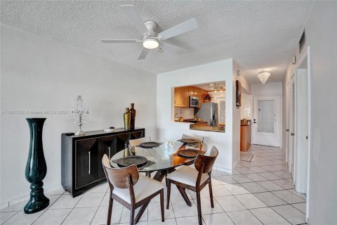Condominio en venta en Hallandale Beach, Florida, 2 dormitorios, 97.55 m2 № 1977760 - foto 11