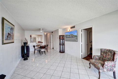 Condominio en venta en Hallandale Beach, Florida, 2 dormitorios, 97.55 m2 № 1977760 - foto 16