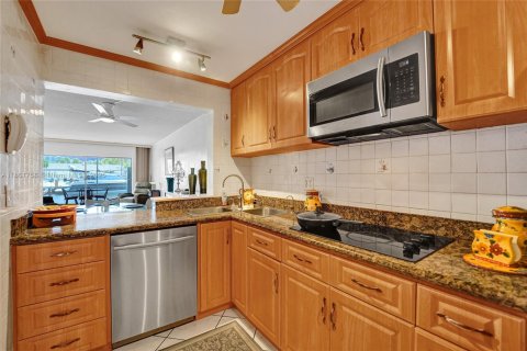 Condominio en venta en Hallandale Beach, Florida, 2 dormitorios, 97.55 m2 № 1977760 - foto 9