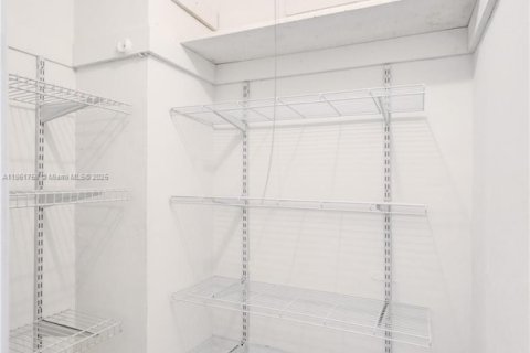 Condominio en venta en Hallandale Beach, Florida, 2 dormitorios, 97.55 m2 № 1977760 - foto 30