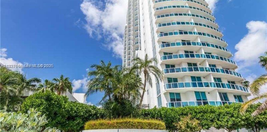 Кондоминиум с 2 спальнями в Халландейл-Бич, Флорида № 1987477