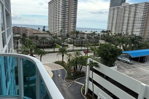 Снять в аренду кондоминиум в Халландейл-Бич, Флорида 2 спальни, 81.29м2, № 1987477 - фото 22