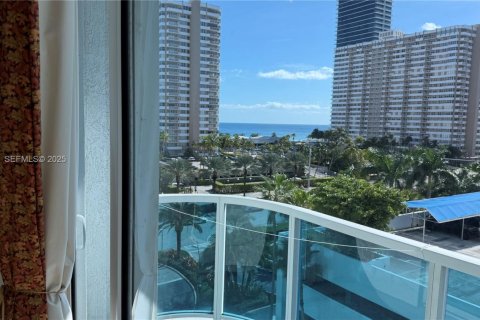 Снять в аренду кондоминиум в Халландейл-Бич, Флорида 2 спальни, 81.29м2, № 1987477 - фото 3