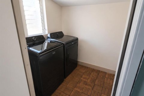 House in Hollywood, Florida 3 bedrooms, 95.22 sq.m. № 2275947 - photo 11