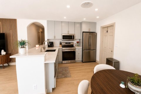 House in Hollywood, Florida 3 bedrooms, 95.22 sq.m. № 2275947 - photo 4