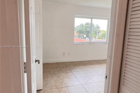 Touwnhouse à louer à Hialeah, Floride: 3 chambres, 186.73 m2 № 2168374 - photo 16