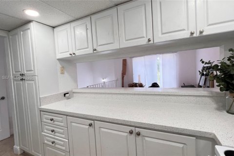 Touwnhouse à louer à Hialeah, Floride: 3 chambres, 186.73 m2 № 2168374 - photo 7