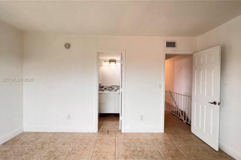 Touwnhouse à louer à Hialeah, Floride: 3 chambres, 186.73 m2 № 2168374 - photo 18