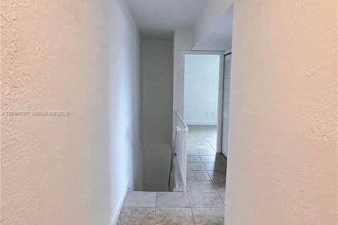 Touwnhouse à louer à Hialeah, Floride: 3 chambres, 186.73 m2 № 2168374 - photo 24