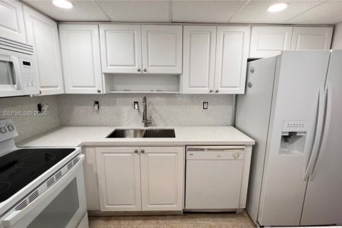 Touwnhouse à louer à Hialeah, Floride: 3 chambres, 186.73 m2 № 2168374 - photo 13