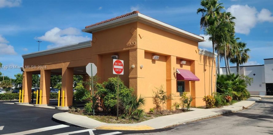 Commercial property in Margate, Florida № 1984765