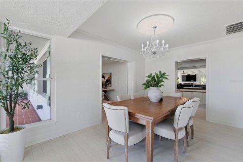House in Clearwater, Florida 4 bedrooms, 236.06 sq.m. № 2299608 - photo 13