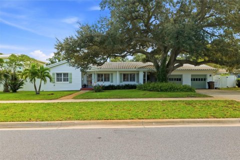 House in Clearwater, Florida 4 bedrooms, 236.06 sq.m. № 2299608