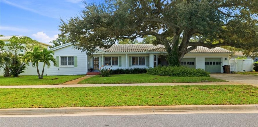 House in Clearwater, Florida 4 bedrooms, 236.06 sq.m. № 2299608