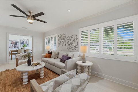 House in Clearwater, Florida 4 bedrooms, 236.06 sq.m. № 2299608 - photo 3