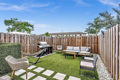 Touwnhouse à louer à Miami, Floride: 3 chambres, 123.37 m2 № 2168905 - photo 2