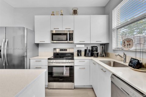 Touwnhouse à louer à Miami, Floride: 3 chambres, 123.37 m2 № 2168905 - photo 25