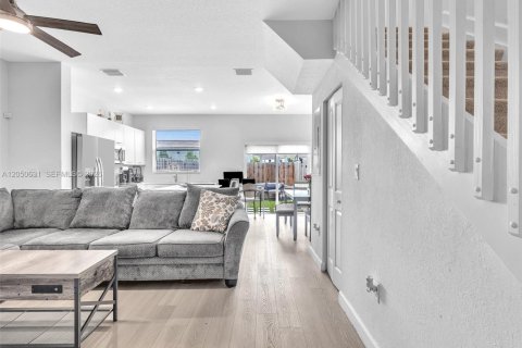 Touwnhouse à louer à Miami, Floride: 3 chambres, 123.37 m2 № 2168905 - photo 12