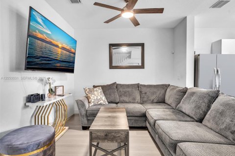 Touwnhouse à louer à Miami, Floride: 3 chambres, 123.37 m2 № 2168905 - photo 14
