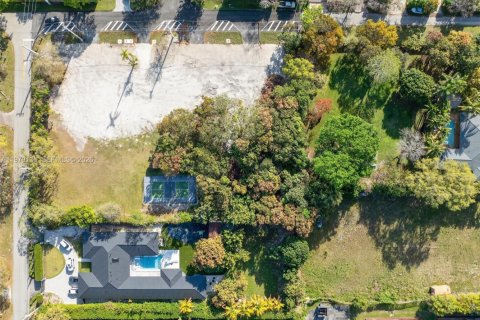 Land in Miami, Florida № 2046859