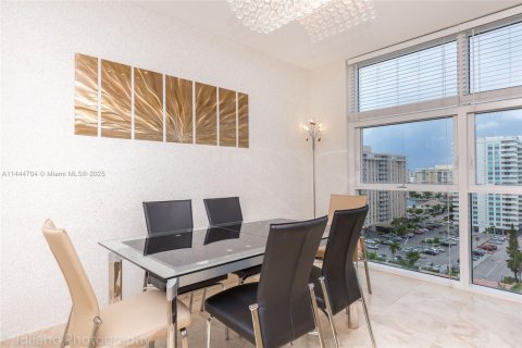 Condo in Hallandale Beach, Florida, 1 bedroom  № 1703732 - photo 18