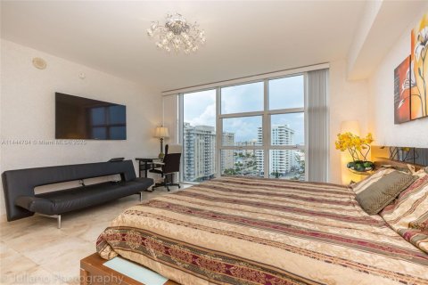 Condo in Hallandale Beach, Florida, 1 bedroom  № 1703732 - photo 19