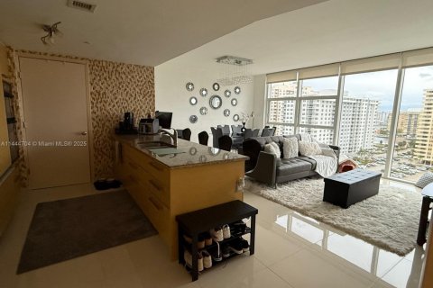 Condo in Hallandale Beach, Florida, 1 bedroom  № 1703732 - photo 24