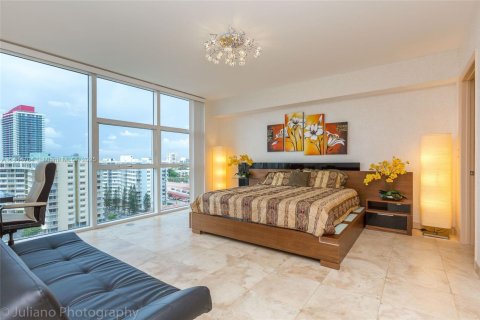 Condo in Hallandale Beach, Florida, 1 bedroom  № 1703732 - photo 12