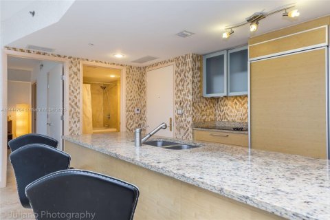 Condo in Hallandale Beach, Florida, 1 bedroom  № 1703732 - photo 4