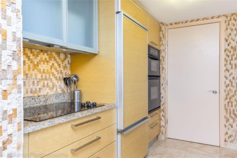 Condo in Hallandale Beach, Florida, 1 bedroom  № 1703732 - photo 2