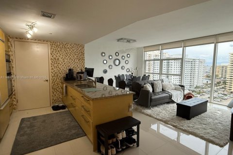 Condo in Hallandale Beach, Florida, 1 bedroom  № 1703732 - photo 27