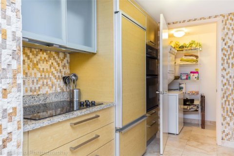 Condo in Hallandale Beach, Florida, 1 bedroom  № 1703732 - photo 3