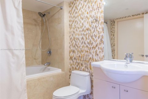 Condo in Hallandale Beach, Florida, 1 bedroom  № 1703732 - photo 10