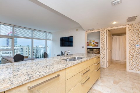 Condo in Hallandale Beach, Florida, 1 bedroom  № 1703732 - photo 6