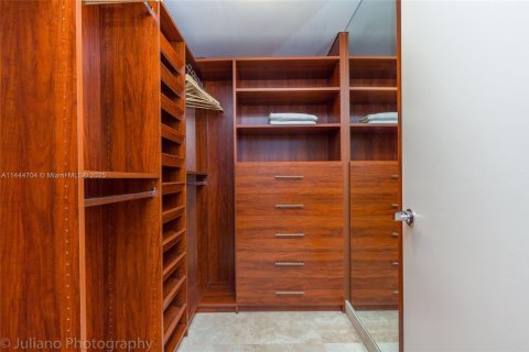 Condo in Hallandale Beach, Florida, 1 bedroom  № 1703732 - photo 17