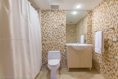 Condo in Hallandale Beach, Florida, 1 bedroom  № 1703732 - photo 9