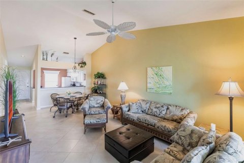 Copropriété à vendre à Punta Gorda, Floride: 2 chambres, 103.12 m2 № 2103526 - photo 3