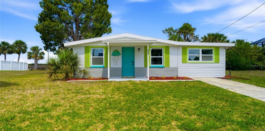 House in Hernando Beach, Florida 3 bedrooms, 111.39 sq.m. № 2206517