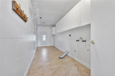 Villa ou maison à vendre à Sunrise, Floride: 5 chambres, 337.51 m2 № 1931465 - photo 28